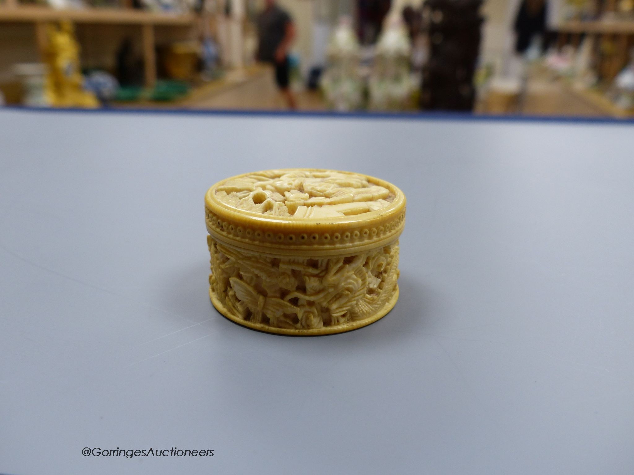 A Chinese circular carved ivory box, 19th century, diameter 4cm